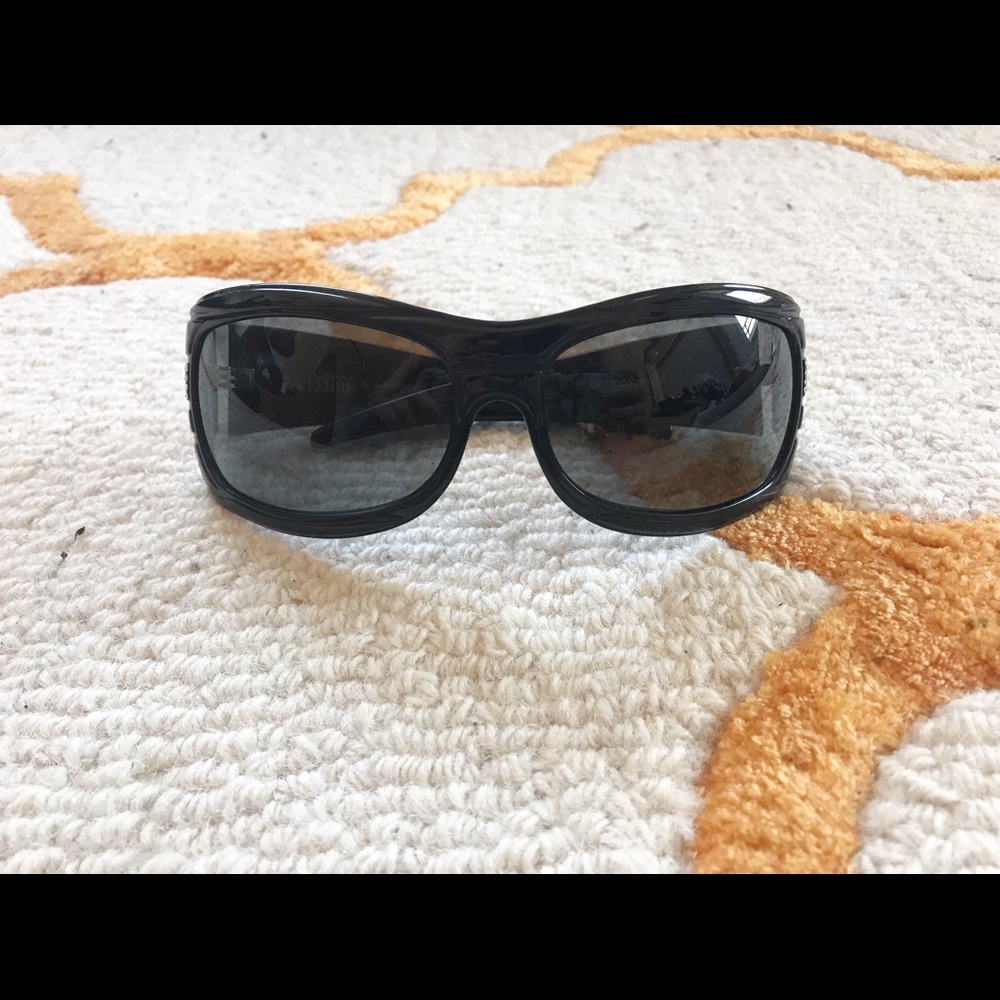 Black Ferre Sunglasses With Rhinestones